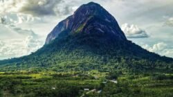 Legenda Batu Jatuh yang Jadi Asal Usul Bukit Kelam