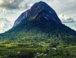 Legenda Batu Jatuh yang Jadi Asal Usul Bukit Kelam