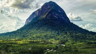 Legenda Batu Jatuh yang Jadi Asal Usul Bukit Kelam