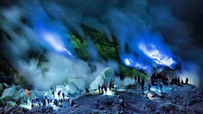 Kawah Ijen Pesona Blue Fire Alam Vulkanik dan Pendakian Dini Hari