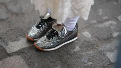 Metallic Sneakers Naik Daun, Sepatu Sporty Jadi Andalan Harian